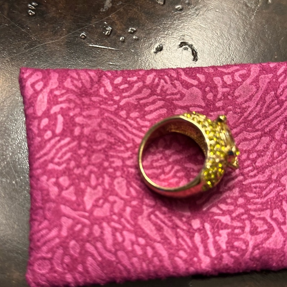 Peridot gold toned cocktail ring. - Picture 3 of 4